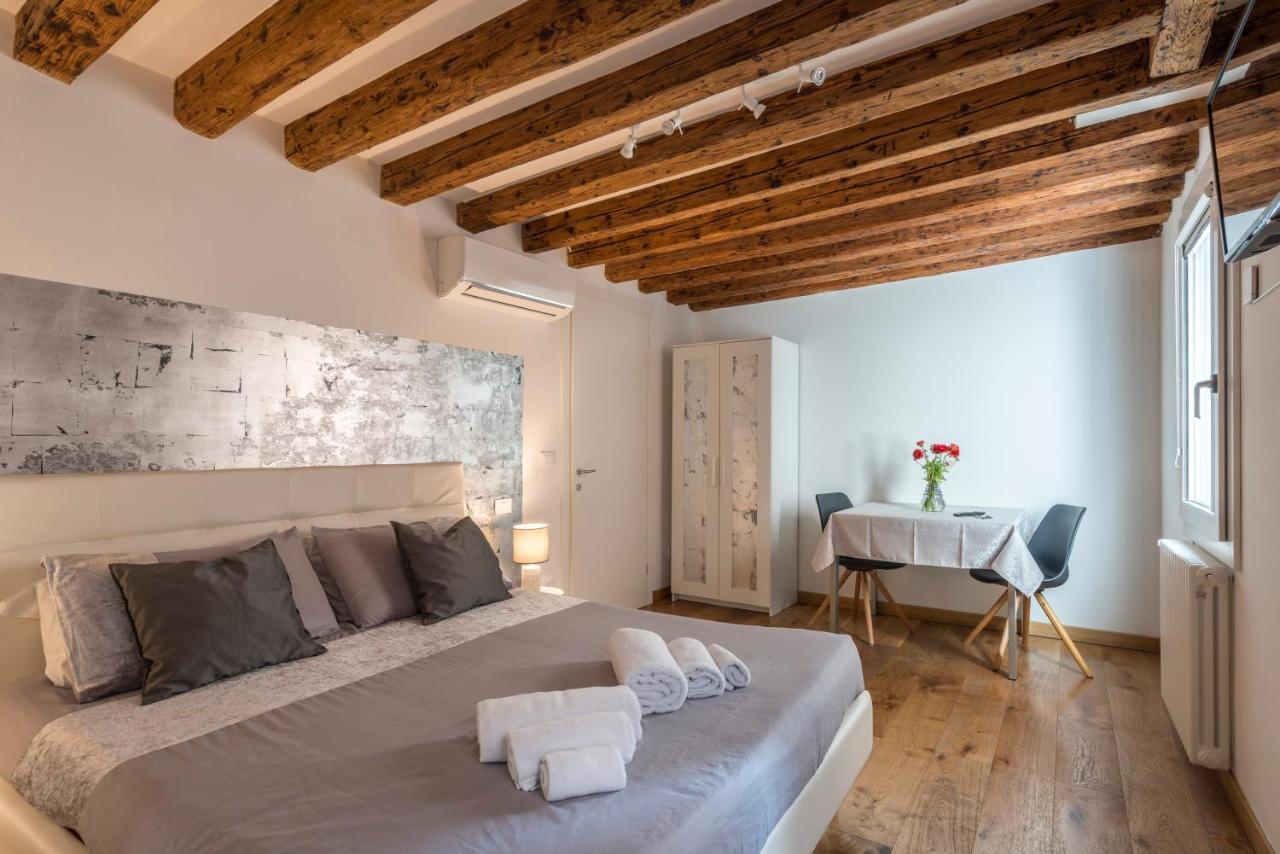 Tre Elementi, Close The Grand Canal Venezia